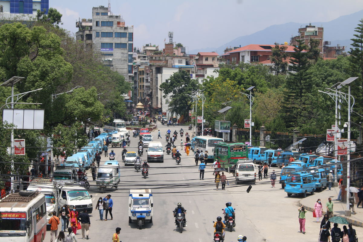 छिमेकमा ग्यास गाडीको रजगज, नेपालमा ‘कहिँ नभएको जात्रा हाँडिगाउँमा’