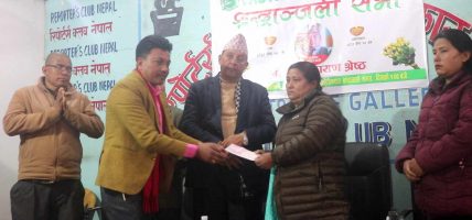 फास्टफुड एशोसियसन नेपालद्धारा स्व. श्रेष्ठको परिवारलाई १ लाखकाे चेक हस्तान्तरण